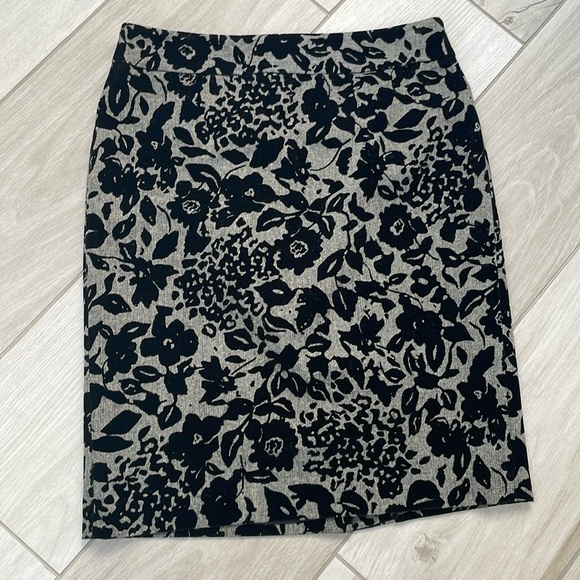 Ann Taylor Black and Gray Floral Skirt Sz 6 - Picture 1 of 3